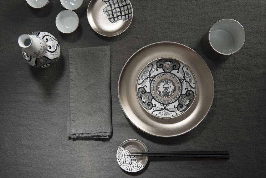 【新品、未使用】アリタポーセリンラボ スクエアプレート 15枚 有田焼のお重に入った、愛らしいチョコレートが登場 | octane.jp