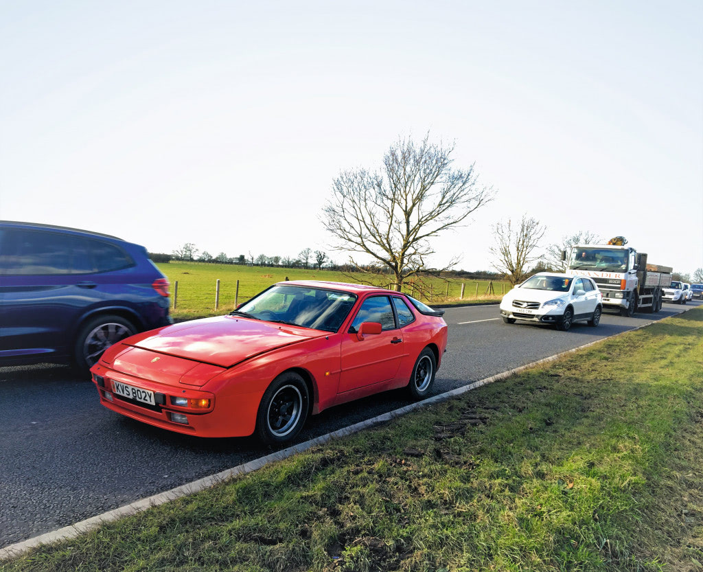 渋滞の原因は真っ赤なポルシェ944│さっきまで走っていた車に一体なに