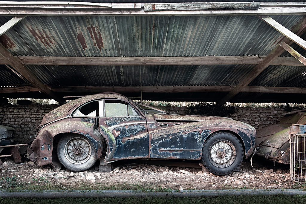 ホコリを被った宝の山｜フランス西部で見つかった「幻の自動車博物館