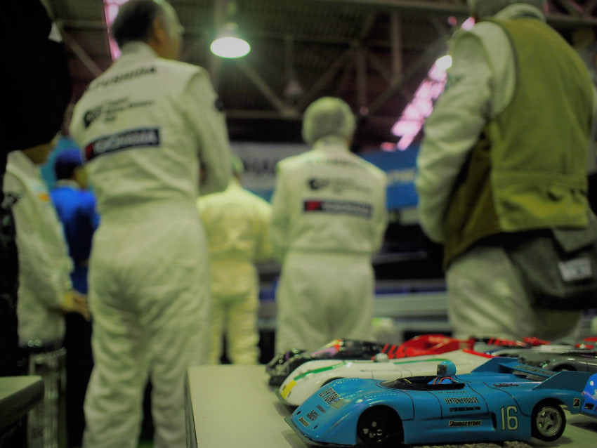 伝説のドライバーが本気で挑む、粋を極めたスロットカーレース