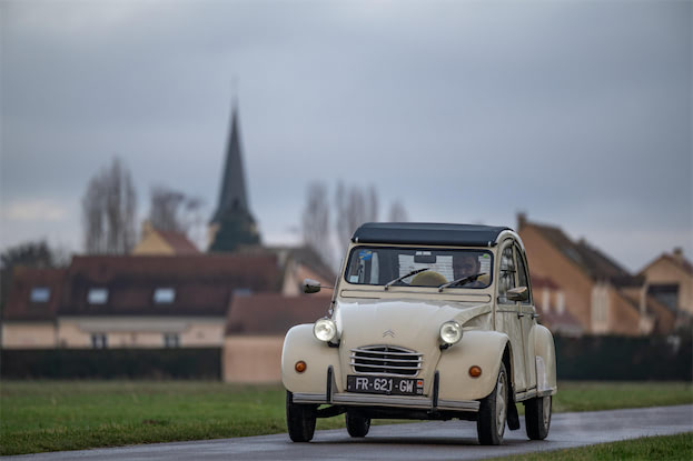 フランス製シトロエン自動車だと思います。 シトロエン2CVで、世界遺産の街フランスのプロヴァンへのんびり