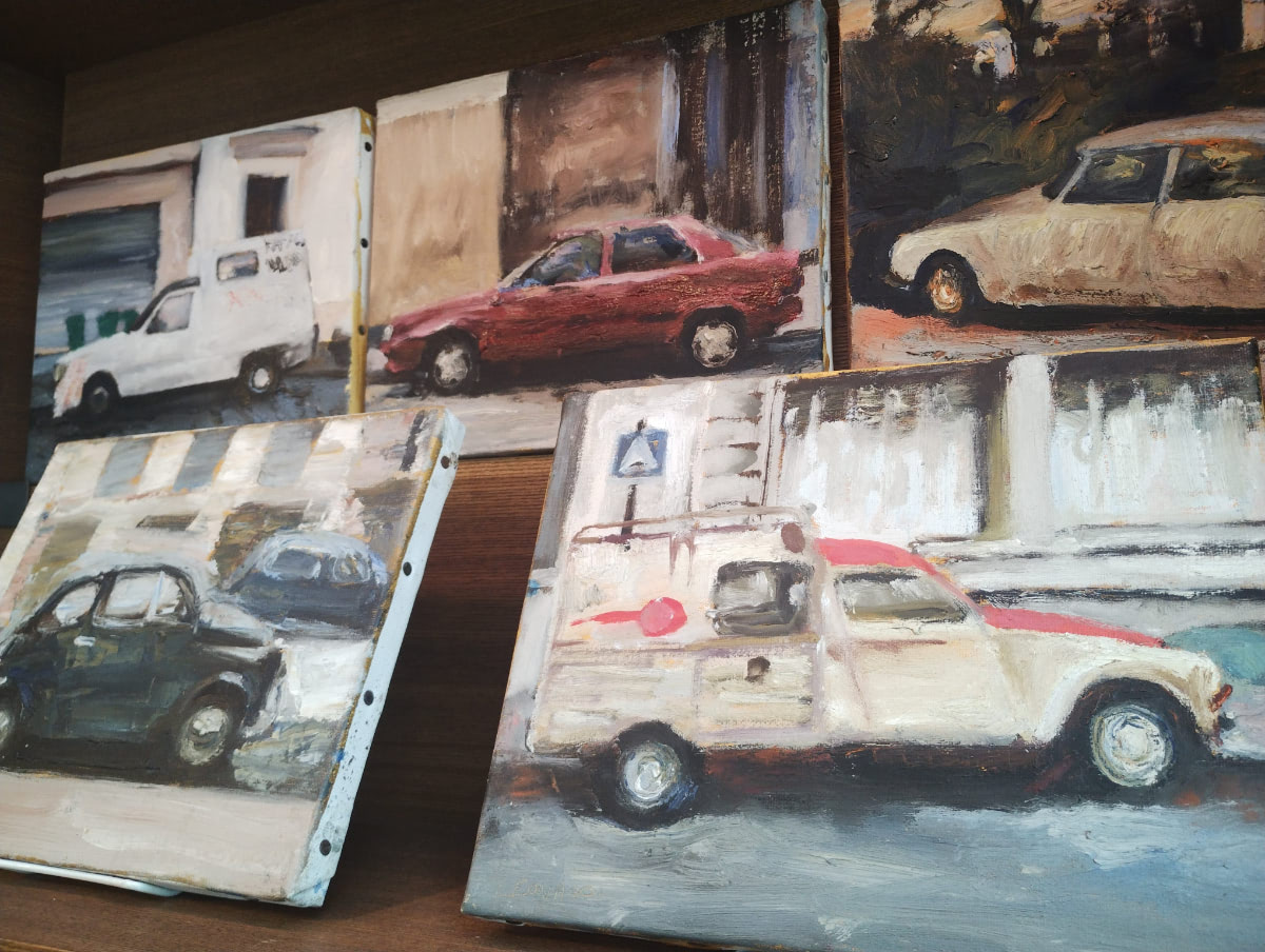 パリの何気ない車と街並みが美しく描かれた作品が並ぶ「22cm