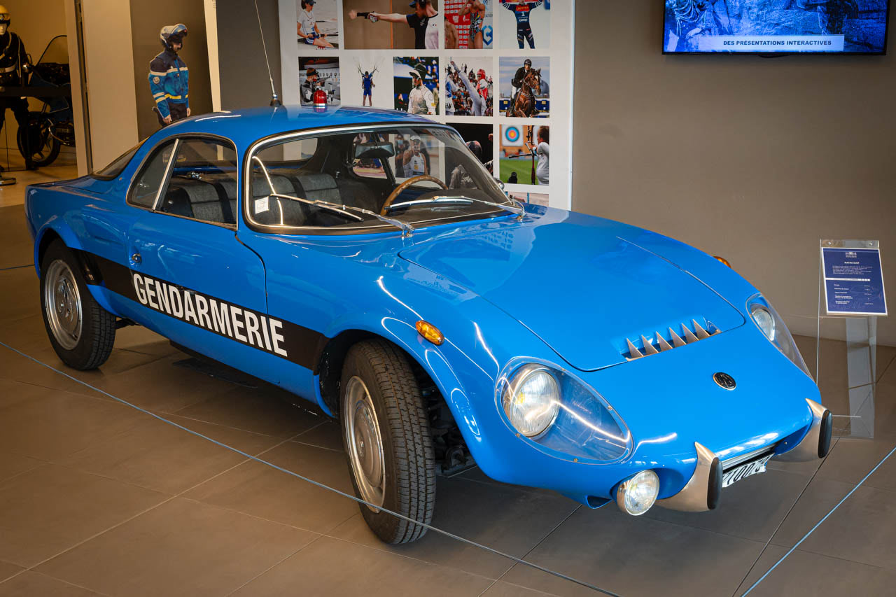 博物館エントランスではマトラがお出迎え！車好きの間で人気のフランス