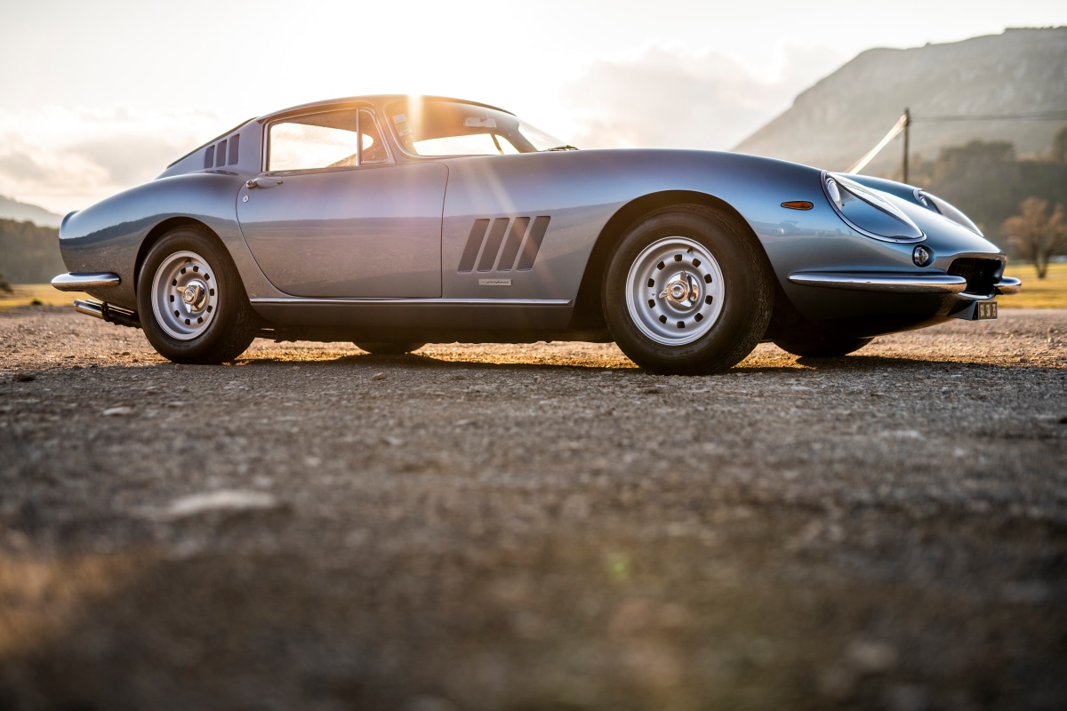 伝説のスター夫妻が愛したフェラーリ275GTB | octane.jp