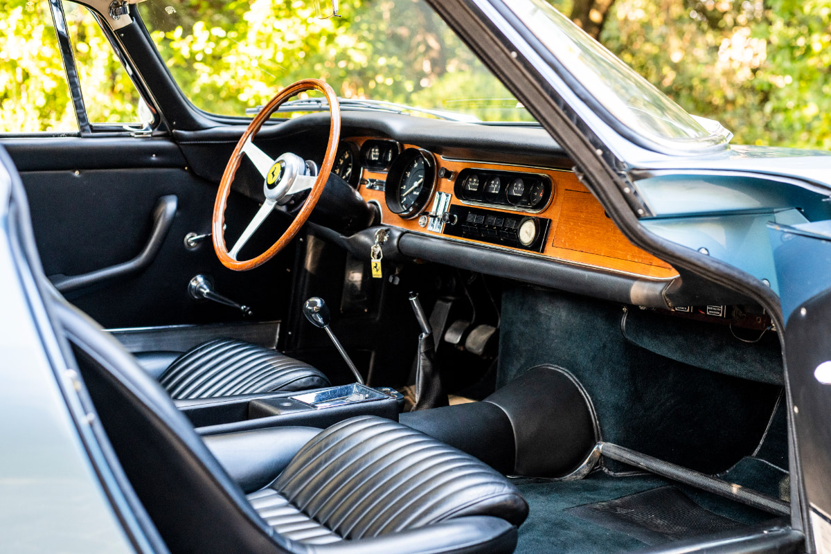 伝説のスター夫妻が愛したフェラーリ275GTB | octane.jp | 美しい車と