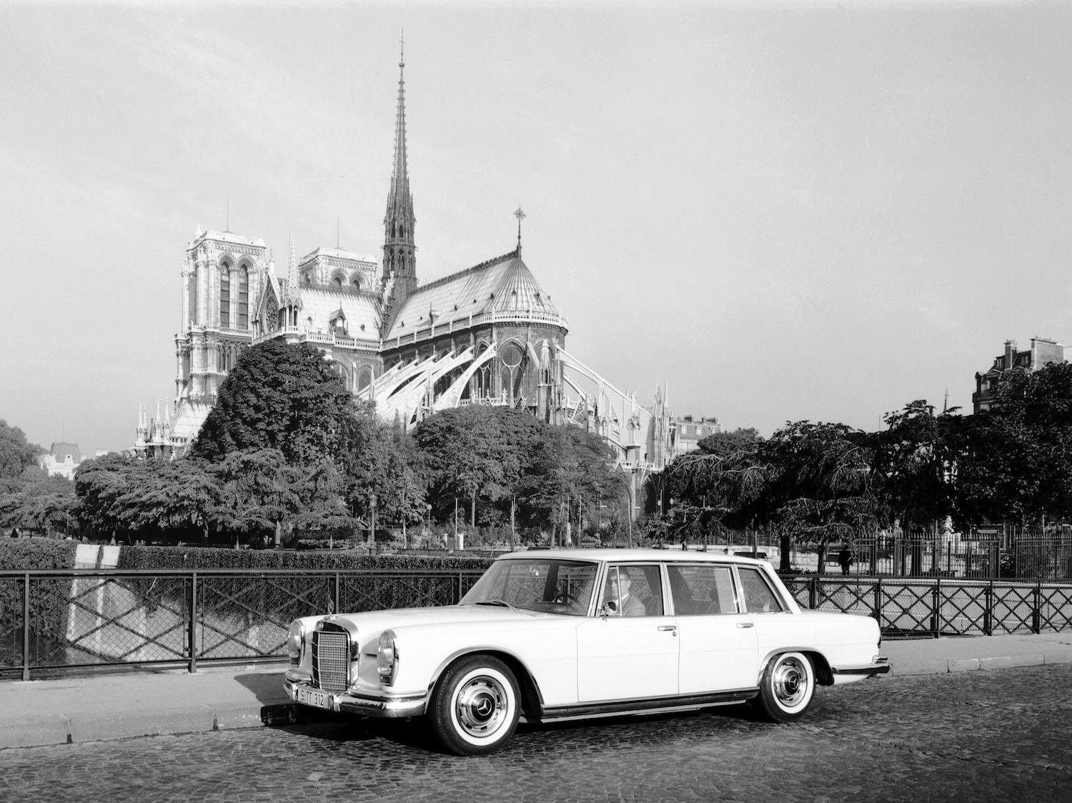 パリの舞台に蘇るメルセデス・ベンツの伝説｜「サロン・レトロモビル