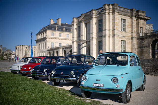 桜とスイセンとフィアット500｜春爛漫のヴァンセンヌ城前にて | octane