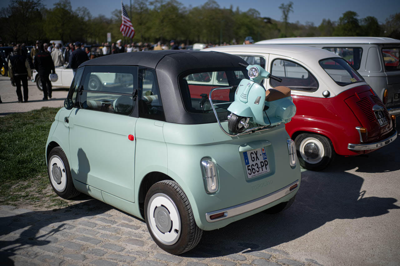 桜とスイセンとフィアット500｜春爛漫のヴァンセンヌ城前にて | octane
