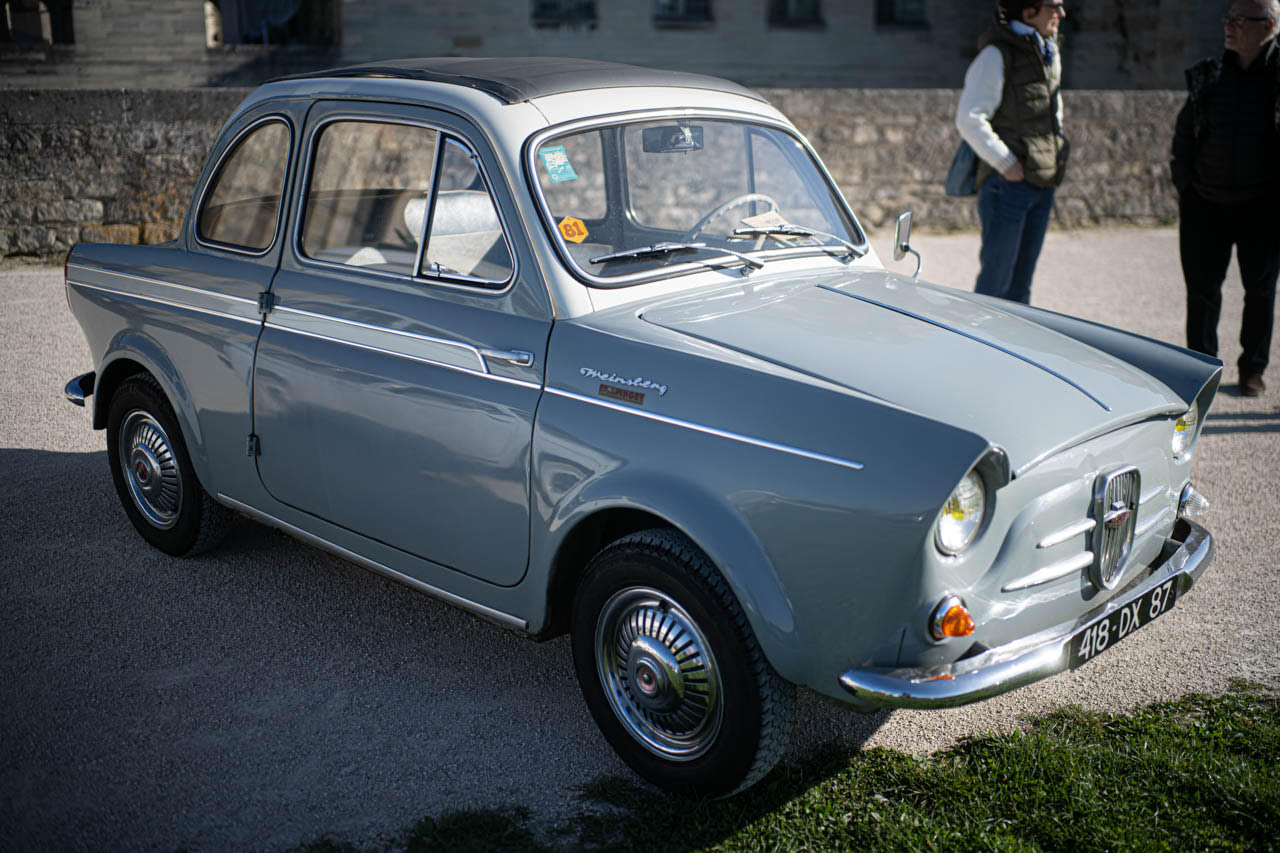 桜とスイセンとフィアット500｜春爛漫のヴァンセンヌ城前にて | octane