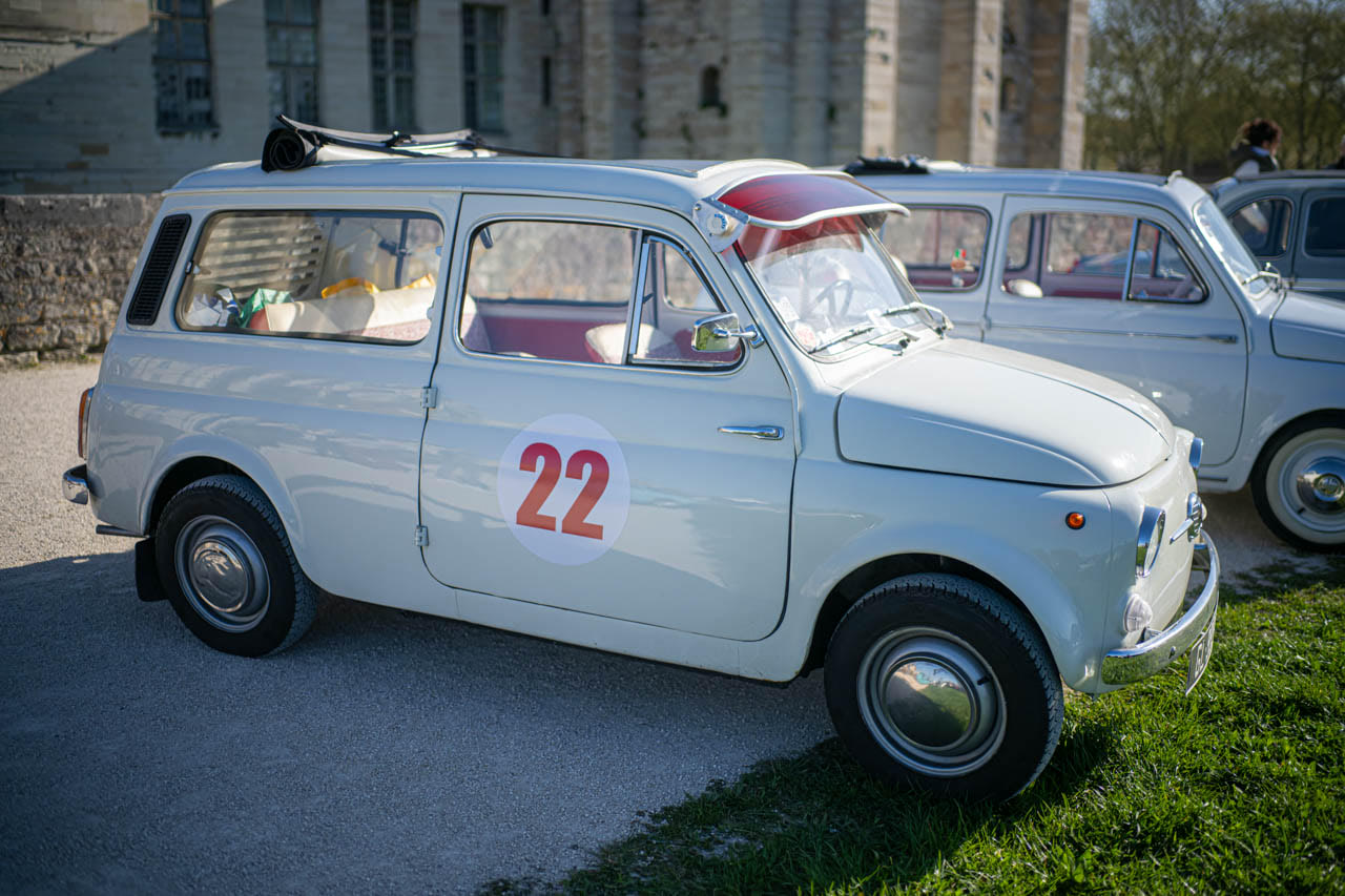 桜とスイセンとフィアット500｜春爛漫のヴァンセンヌ城前にて | octane