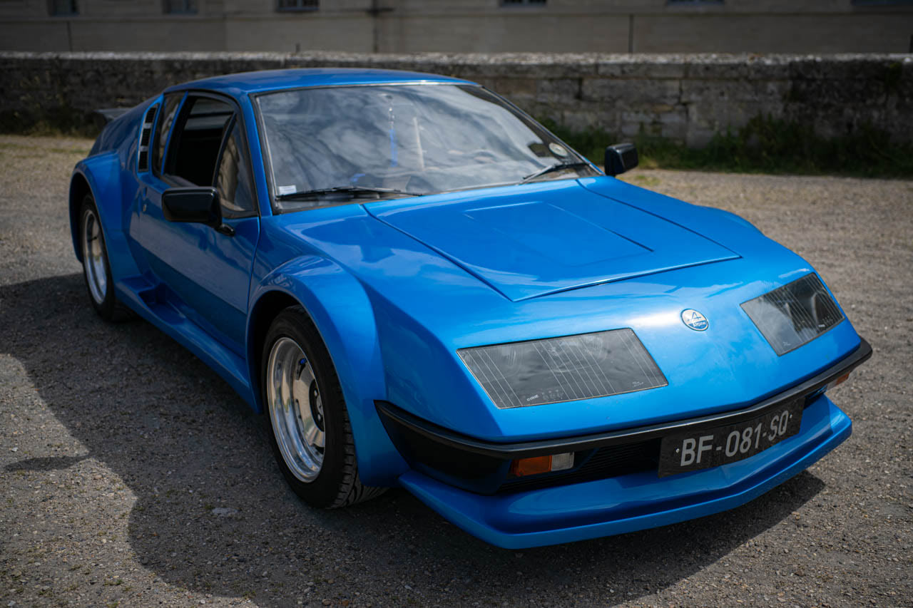 このアルピーヌA310は、ただの趣味じゃなくて家族の思い出の中心