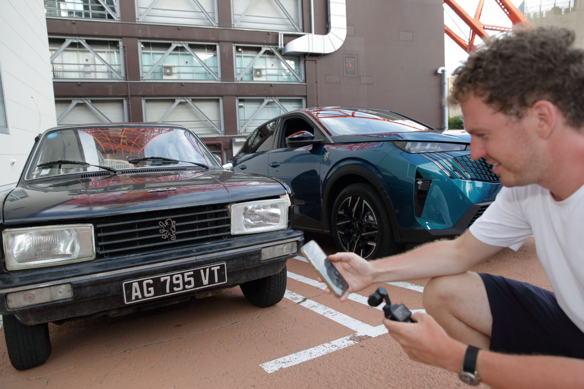 1977年式プジョー104でパリから東京まで2万1000kmを走破！東京タワーを