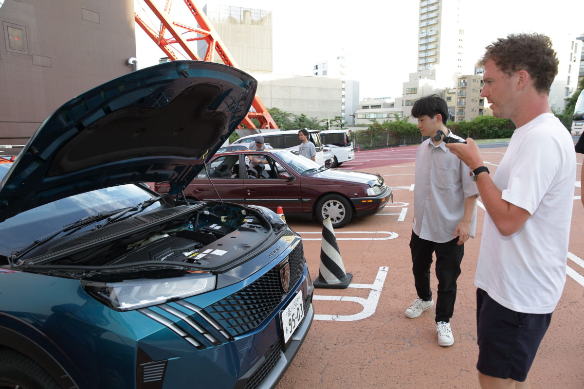 1977年式プジョー104でパリから東京まで2万1000kmを走破！東京タワーを