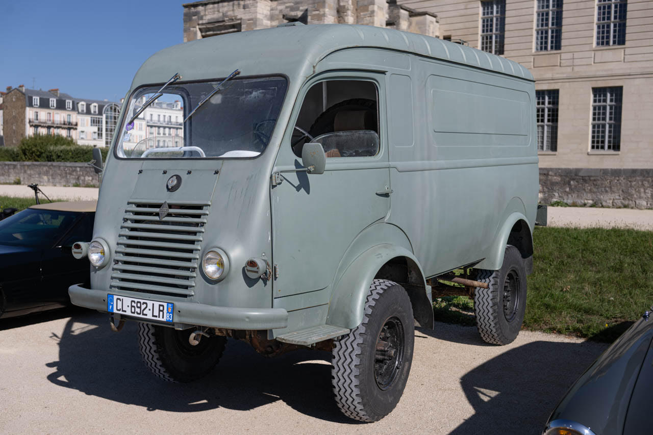 ヴァンセンヌに集う新年度の旧車たち ｜プジョー5CVとルノー軍用 