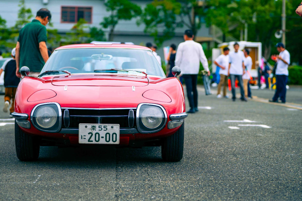 天理の秋空のもとに旧車・名車が勢揃い｜天理やまのべクラシックカー