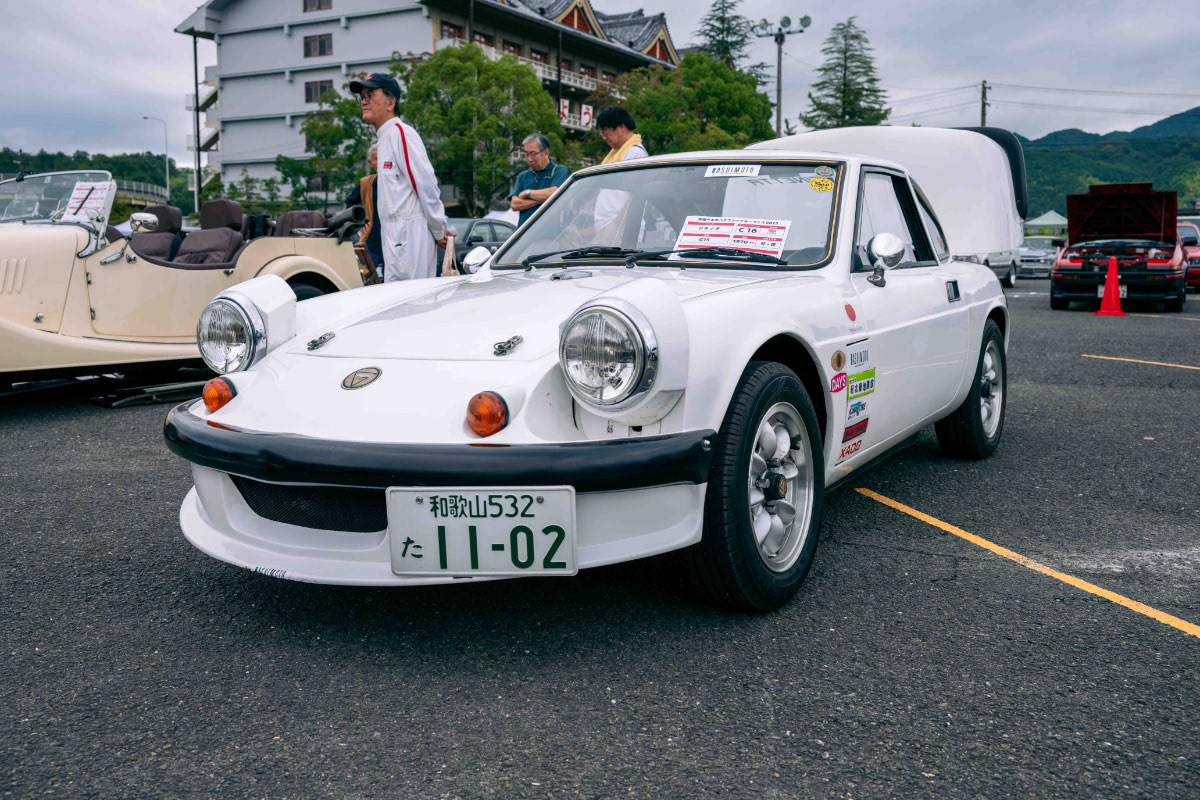 天理の秋空のもとに旧車・名車が勢揃い｜天理やまのべクラシックカー