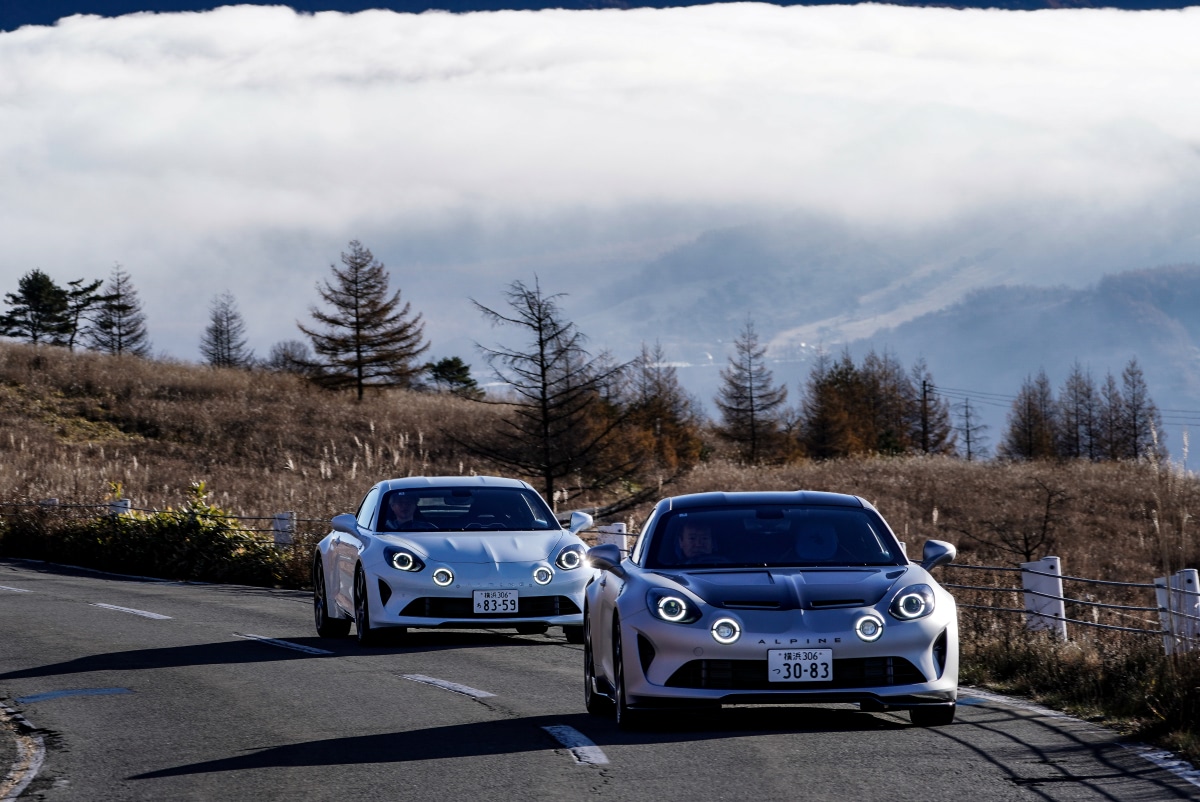 いよいよ生産終了を迎えるアルピーヌA110、3モデルを比較試乗｜日本