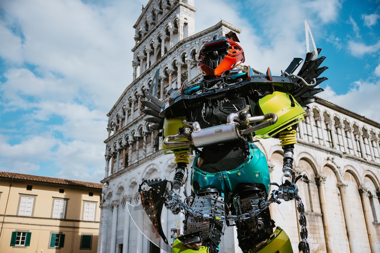 ランボルギーニのロボットが登場！？ ファクトリーで生まれた生産廃材
