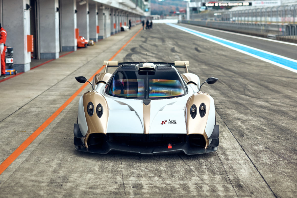 314km/hの世界へ！驚嘆のハイパーカー、パガーニ・ウアイラR Evo