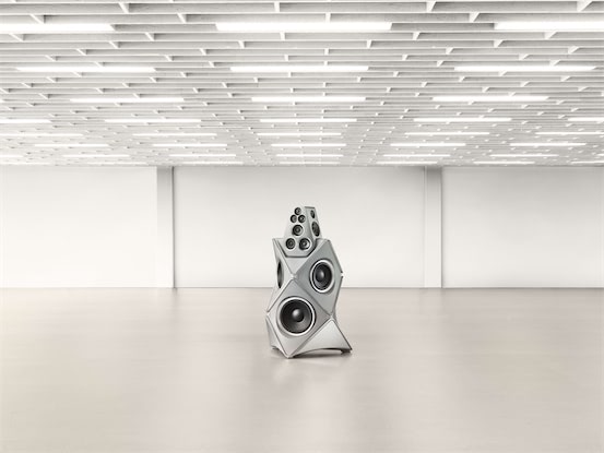 バング & オルフセン100周年記念モデルの第一弾｜Beolab 90 Titan