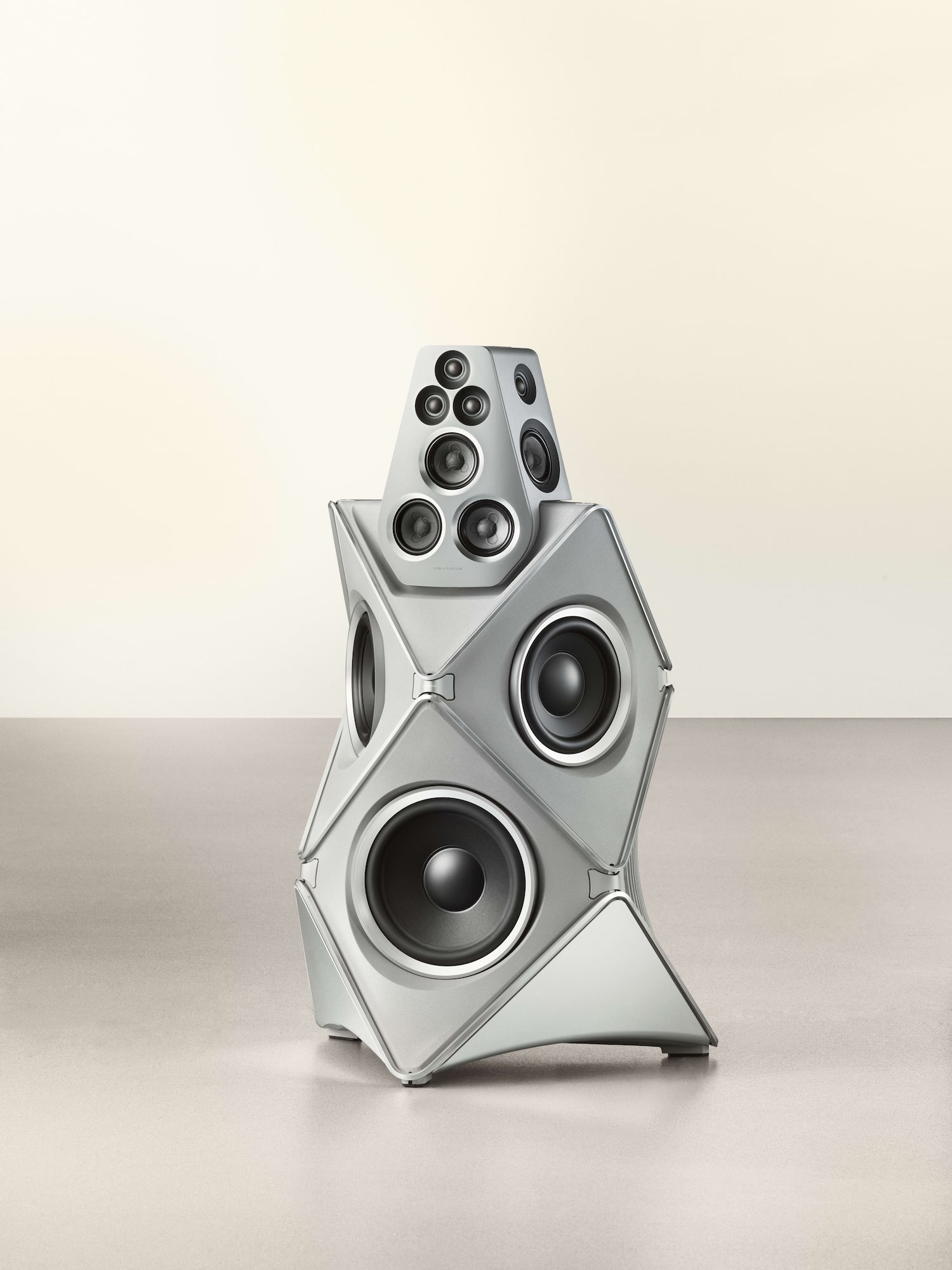 バング & オルフセン100周年記念モデルの第一弾｜Beolab 90 Titan