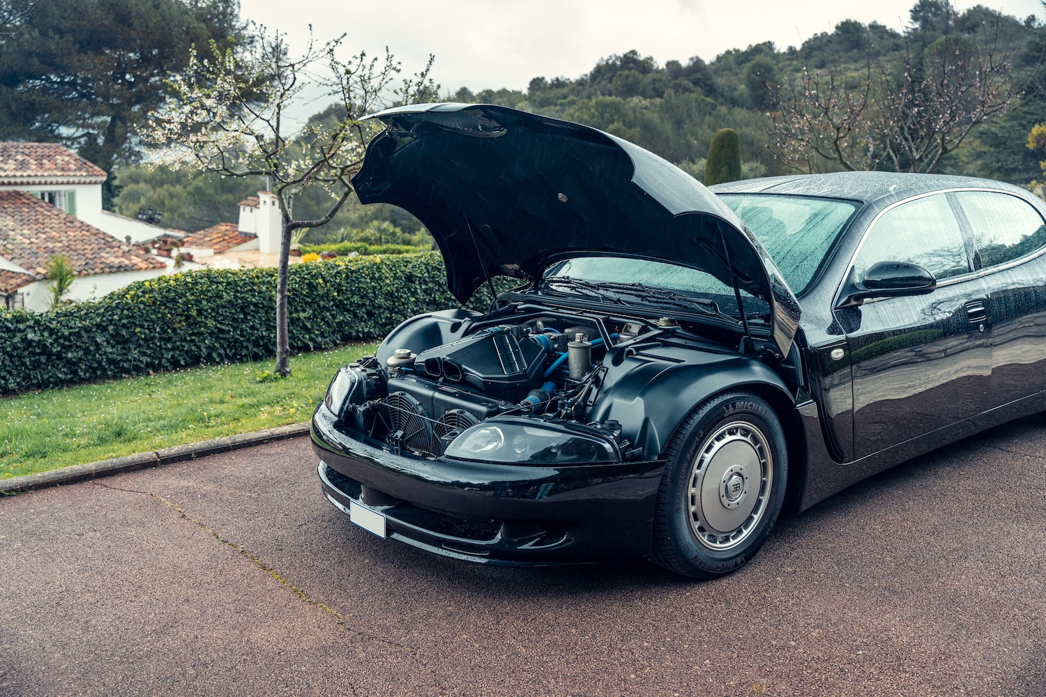 超希少！幻のブガッティ4ドアサルーン、EB112がオークションに登場