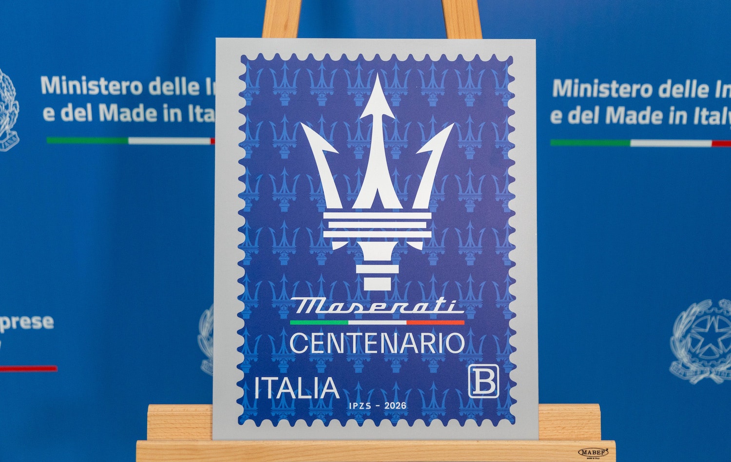 マセラティのブランドロゴ「トライデント」100周年を記念した特別切手
