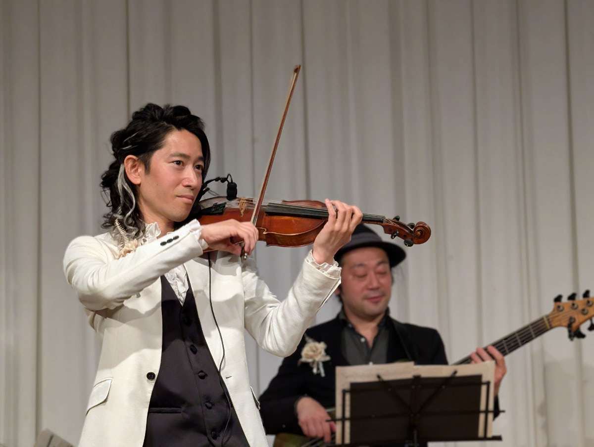 5拍子の貴公子」バイオリニストTSUMUZIが、LEXUS開業20周年を祝う