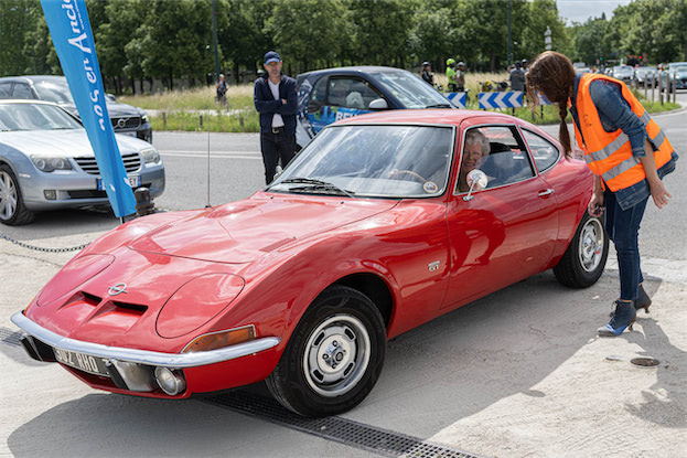 焼玉のトラクターと、半世紀のオペルGT｜初夏のヴァンセンヌ城前、旧車