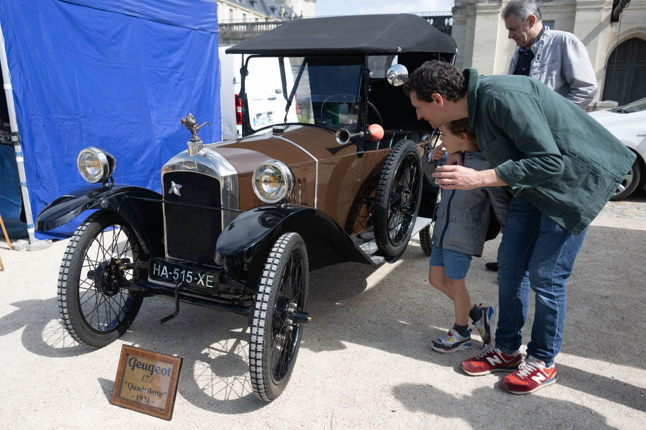 焼玉のトラクターと、半世紀のオペルGT｜初夏のヴァンセンヌ城前、旧車