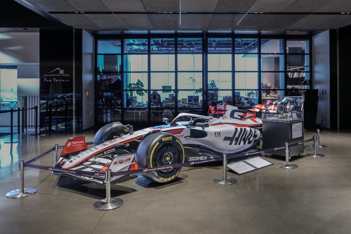 トヨタのF1レーシングカー、18分の1.富士スピードウェイ改修後の物です、 トヨタのF1レーシングカー、18分の1.富士スピードウェイ改修後の物です