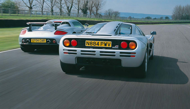 ミスター・ビーンがマクラーレン F1とポルシェ カレラGTを乗り比べる