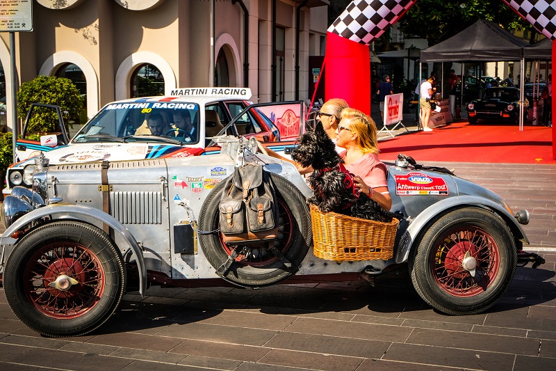 ヨーロッパの雄大な自然の中でクラシックカーを堪能│サマーマラソンと