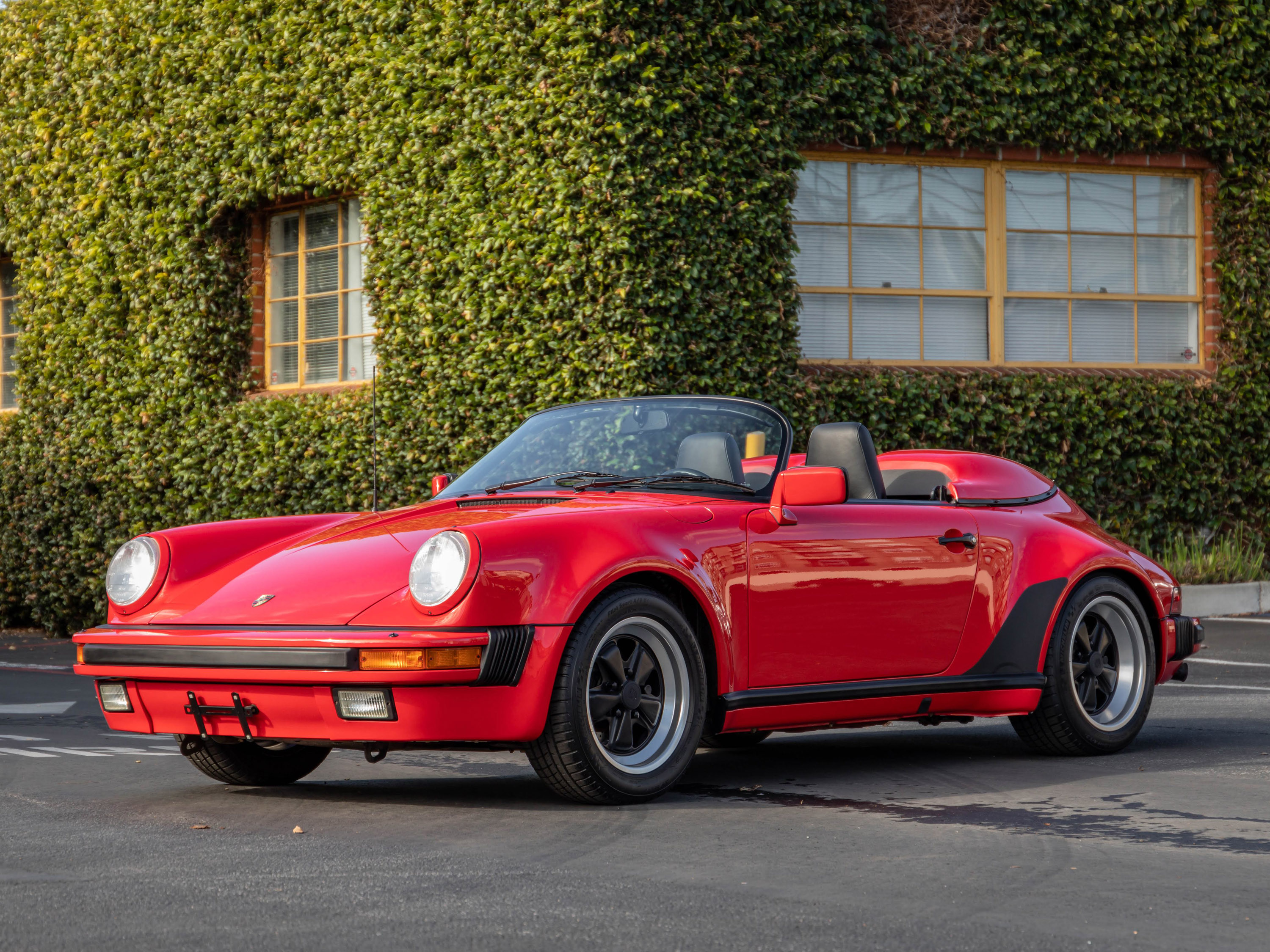 30年間で走行距離はたったの65km！819台のみ生産されたポルシェ 911が