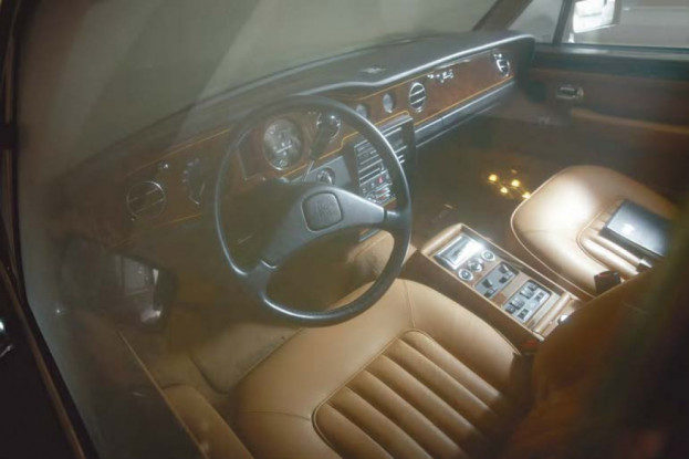 再び走る日を ガレージで静かに夢見る3台の車 ロールス ロイスとメルセデス ベンツ Octane Jp Fuelling The Passion 車に情熱を