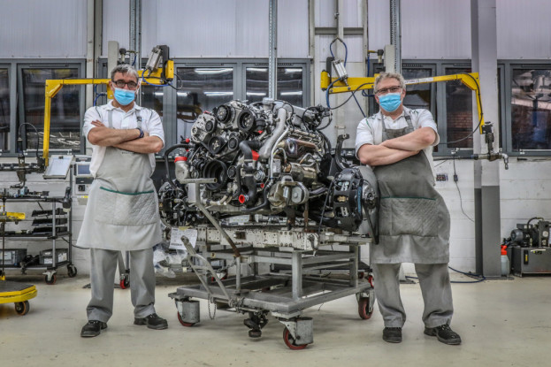ベントレー史上最も長く連続生産されているV8エンジン│手作業で製造