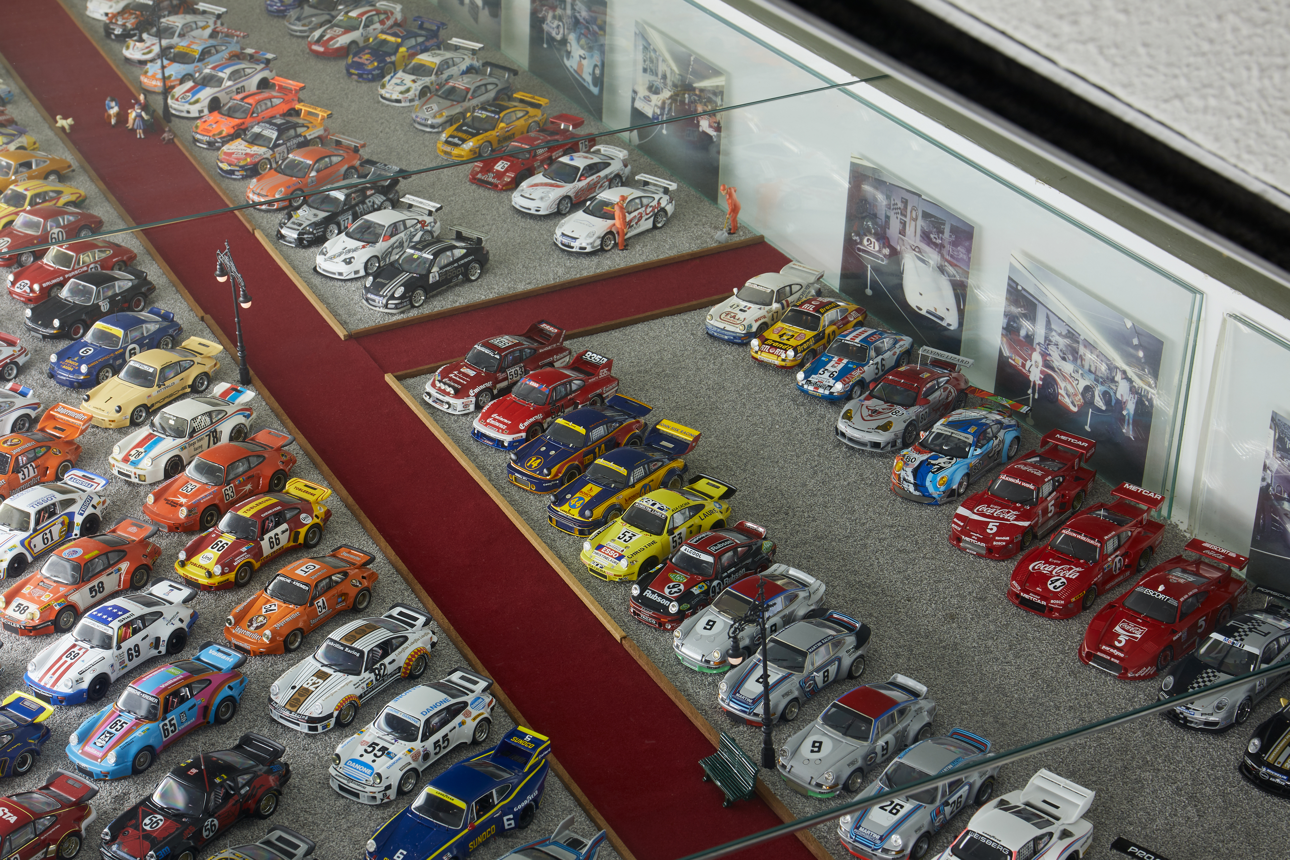 ミニカーを手に入れるとまず行うことは・・・│1000台以上のポルシェ