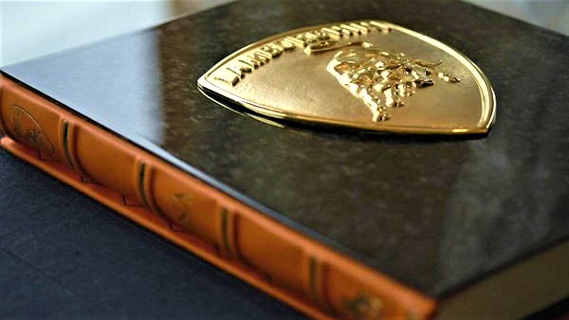 超豪華！ランボルギーニファンに捧げる贅沢な一冊『DNAランボルギーニ