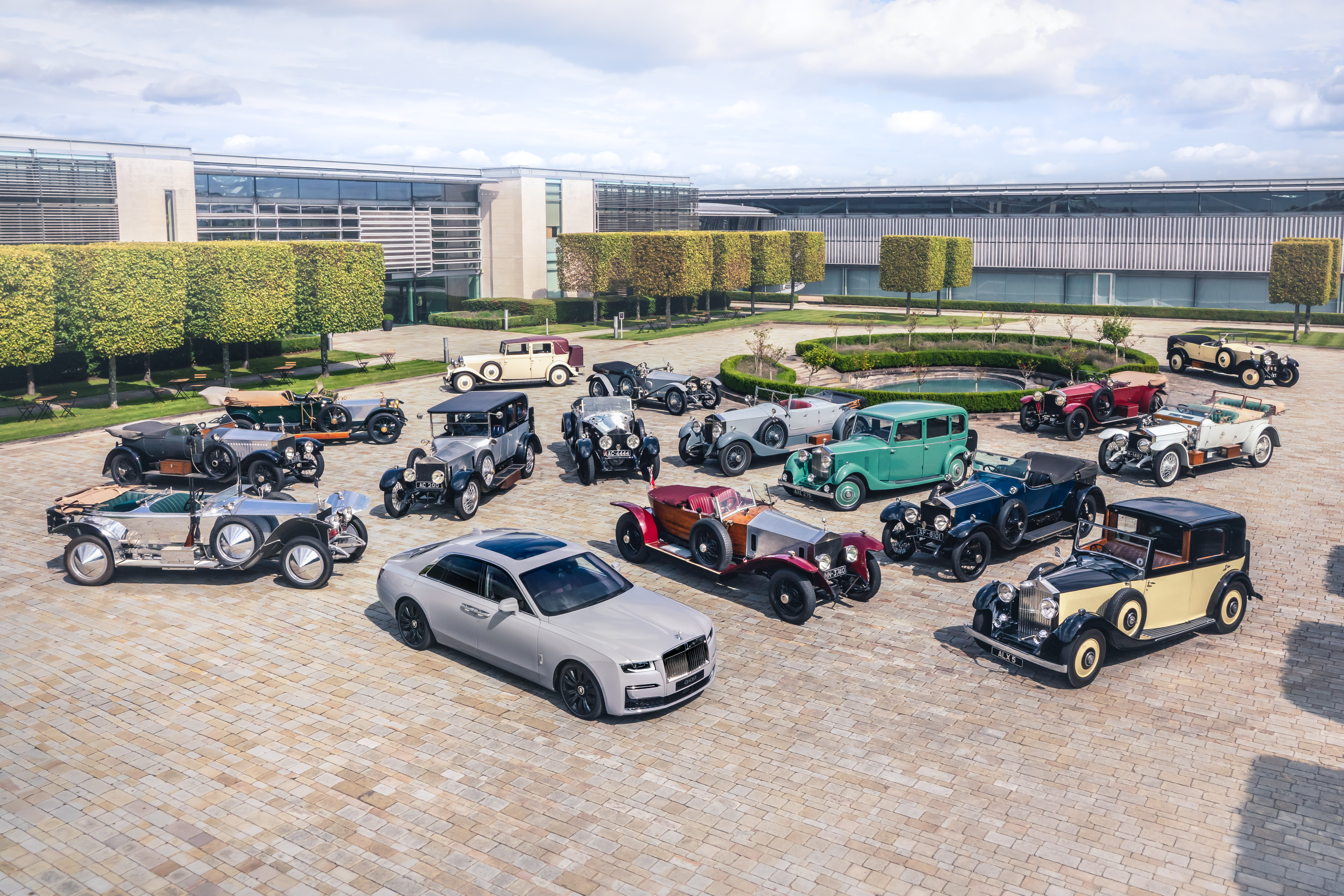 世界最古のクラブが協力 ロールス ロイスの本社に台のビンテージモデルが集合 Octane Jp Fuelling The Passion 車に情熱を