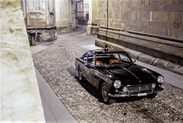 悪党を捕まえるのに必要なものはフェラーリ ?! パトカーだった一台の