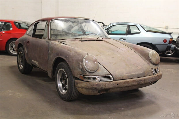 40年間放置されていても価値がある！ボロボロになったポルシェ912が