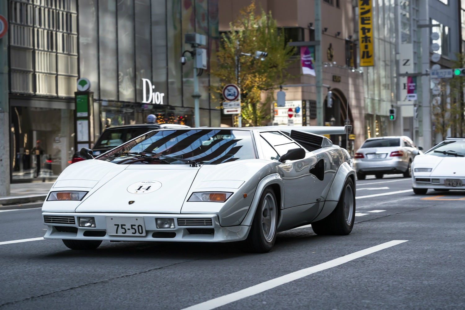 カウンタックだけでも23台が参加！クラシック・ランボルギーニが都心を