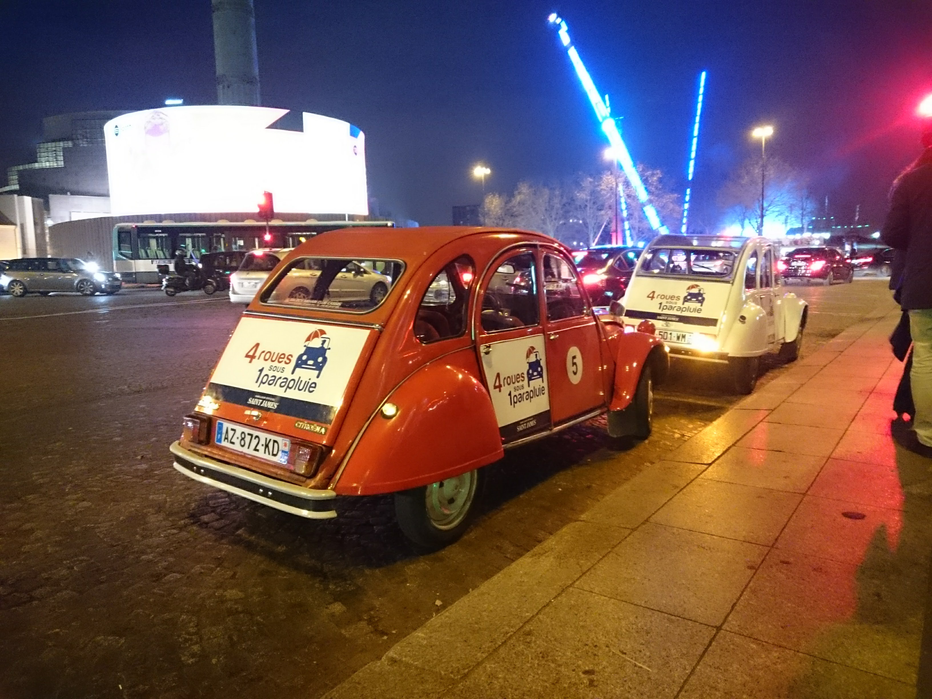 北へ、南へ、シトロエン2CVと30年│第15回 パリで見かけた2CV観光