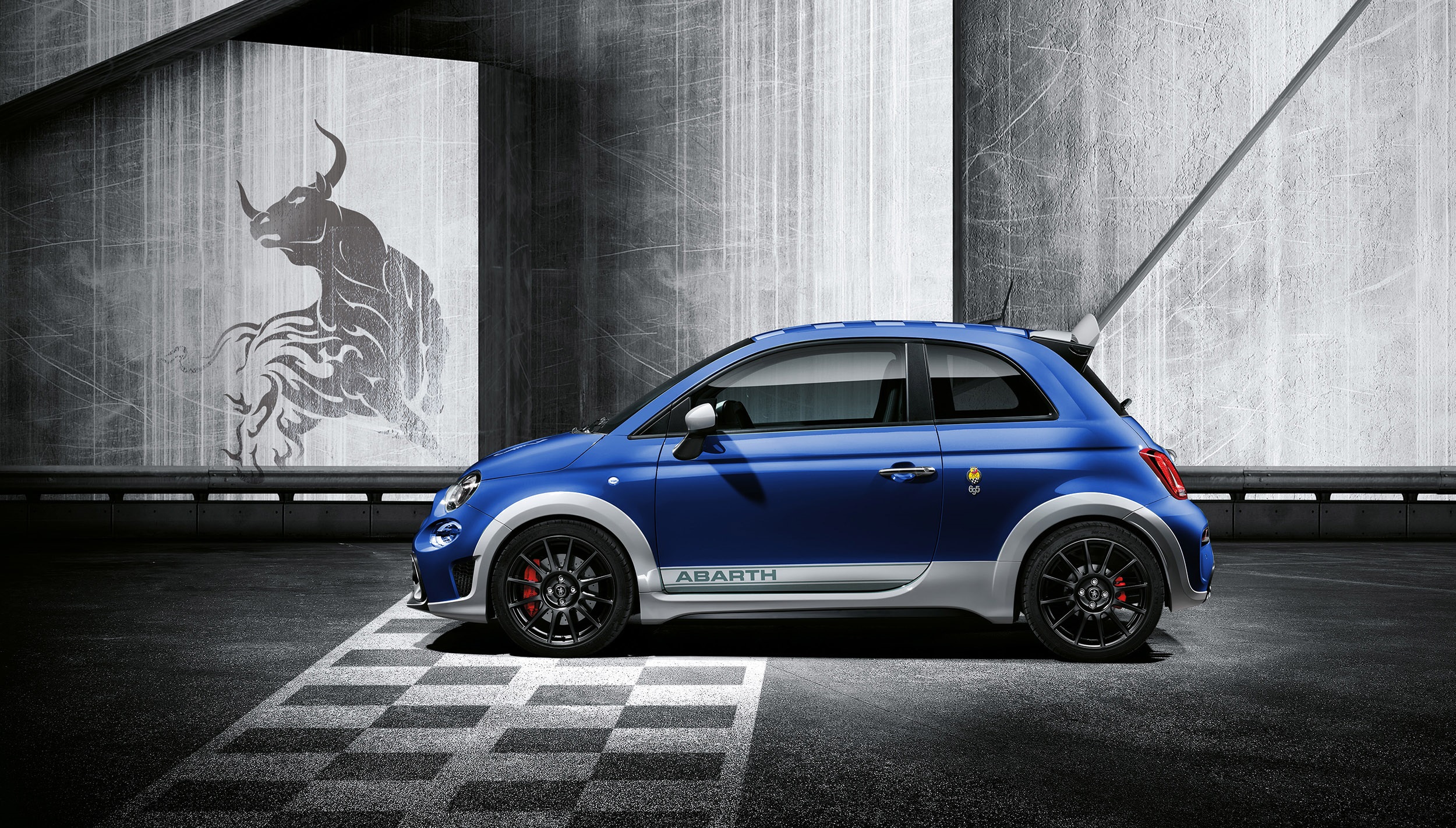 イタリア語で「丑の年」がモデル名に アバルト 695の限定車が登場