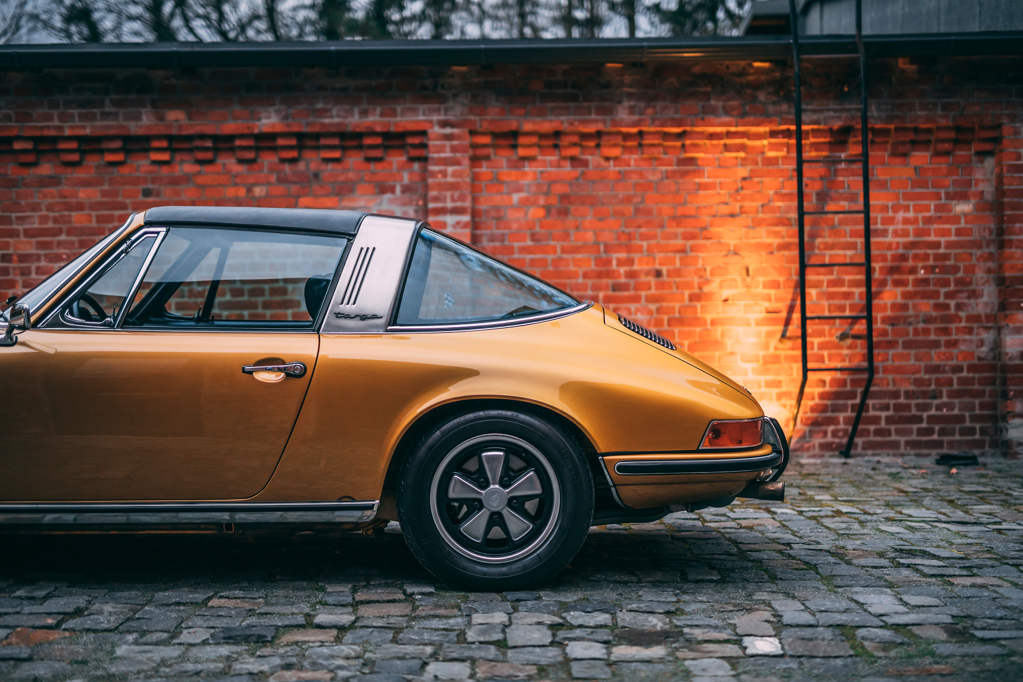美しすぎる」ゴールドのポルシェ911タルガの落札価格は