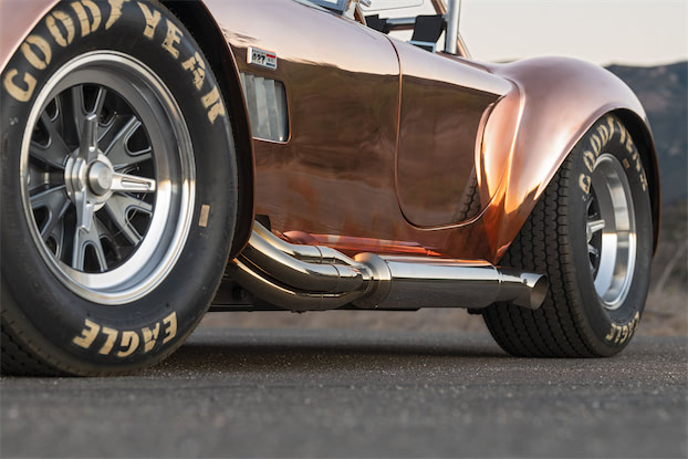 ストライプが印象的！鏡のようなブロンズ製のシェルビー・コブラ