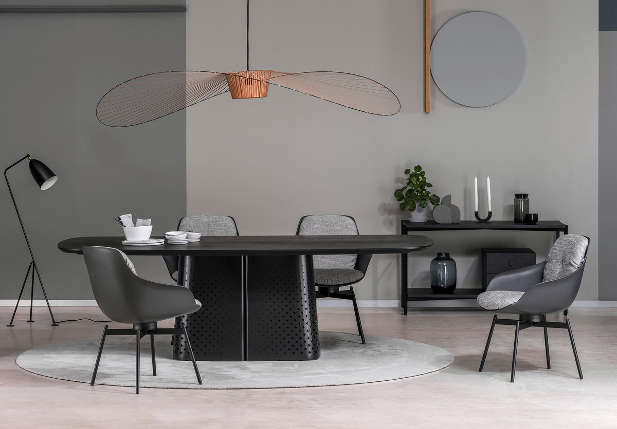 ドイツのクラフツマンシップが息づく機能美を象徴するソファとテーブル