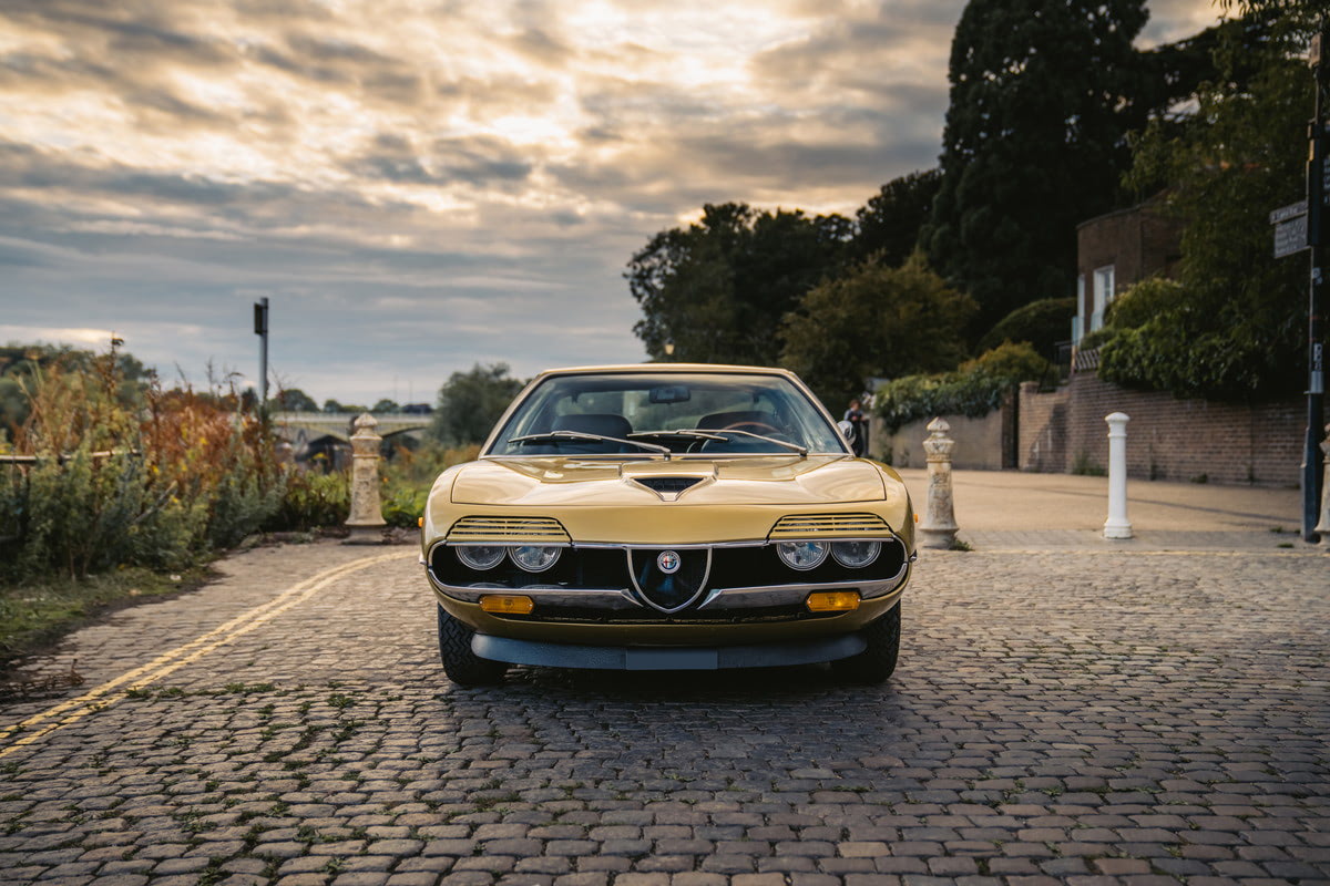 人間の自動車への憧れをコンセプトに」メタリックゴールドに輝く未来的