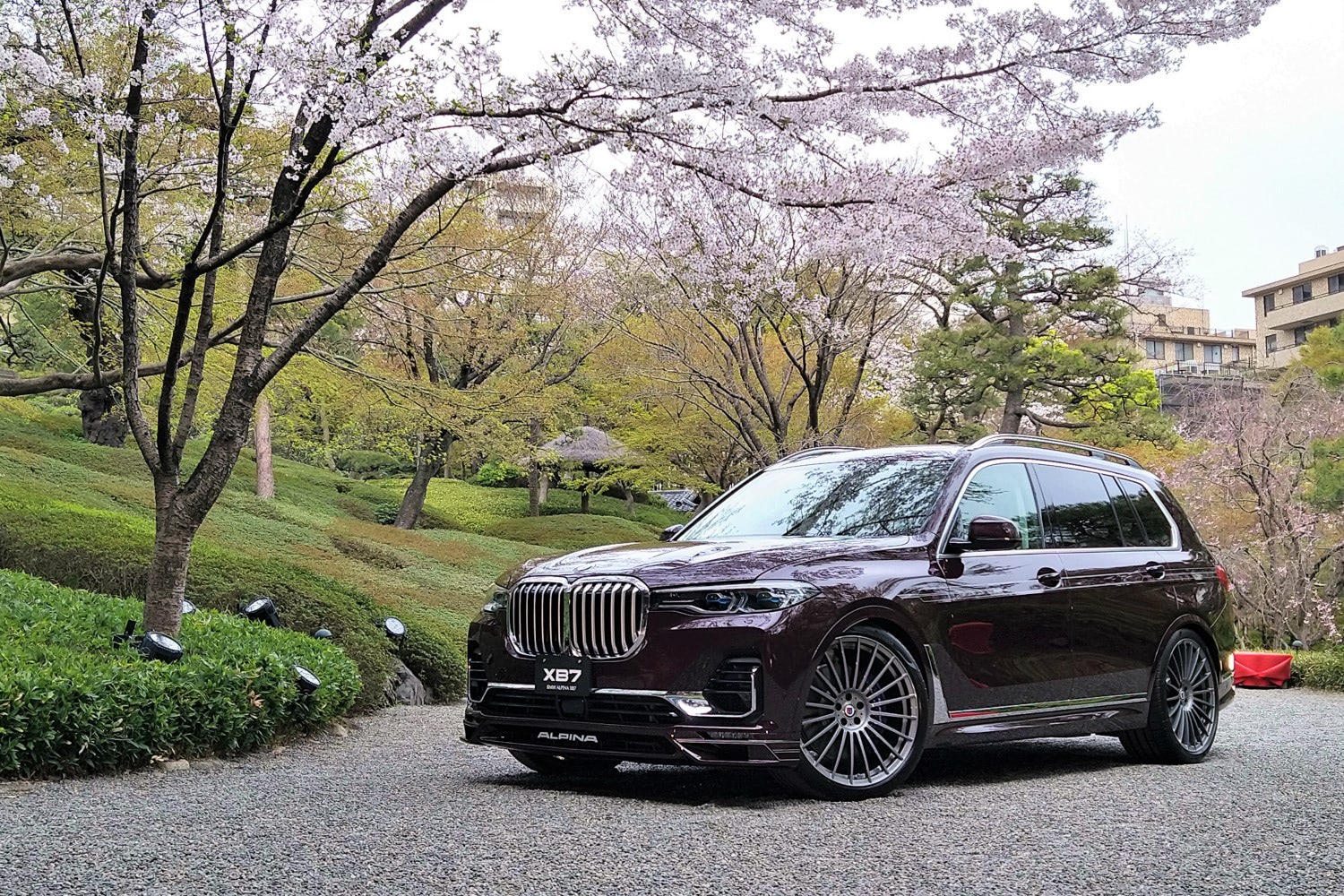 美しさと上質さが醸し出す圧倒的な情感｜BMW アルピナ XB7が満開の桜の