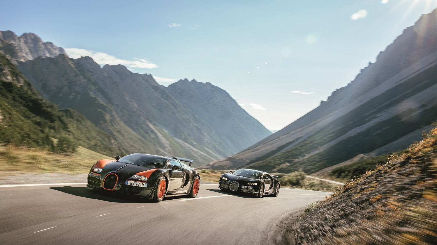 2台のブガッティを時速300kmで乗り比べ ヴェイロンとシロンを限界まで踏む Octane Jp Fuelling The Passion 車に情熱を